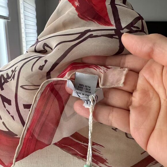 【Brand NEW】Valentino Floral & Logo Print 100% Silk Scarf - Picture 7 of 8